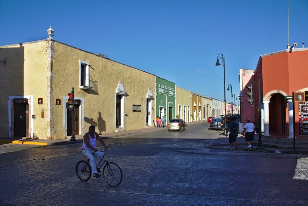 Weltreise: Valladolid und Chichén Itzá – Eines der neuen 7 Weltwunder 1 In vielen bunten Farben erstrahlen die Häuserfassaden von Valladolid.