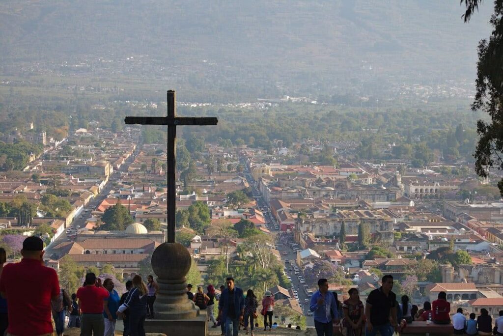 Weltreise: Die alte Hauptstadt Antigua 11 Vom Cerro de la Cruz hat man einen Ausblick über die gesamte Stadt von Antigua Guatemala.