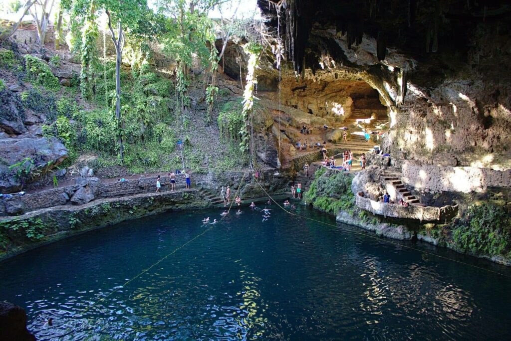 Weltreise: Valladolid und Chichén Itzá – Eines der neuen 7 Weltwunder 11 Faszinierend: die Cenote Zaci in Valladolid.