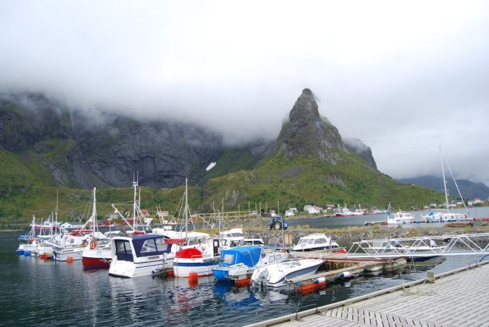 Kleiner Hafen in den Lofoten und wolkenverhangene Berge.