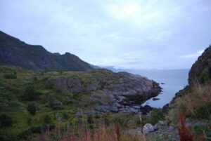 Die schroffen Felsen der Küste der Lofoten.