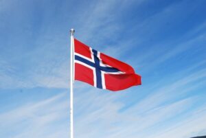 Die norwegegische Flagge flackert im Wind