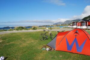 Zelten in den Lofoten im späten Sommer in Ramberg