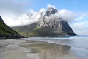Spektakuläre Aussicht vom Strand auf die schroffen Felsen.