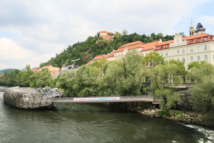 Ausblick auf den Schlossberg und die Murinsel in Graz
