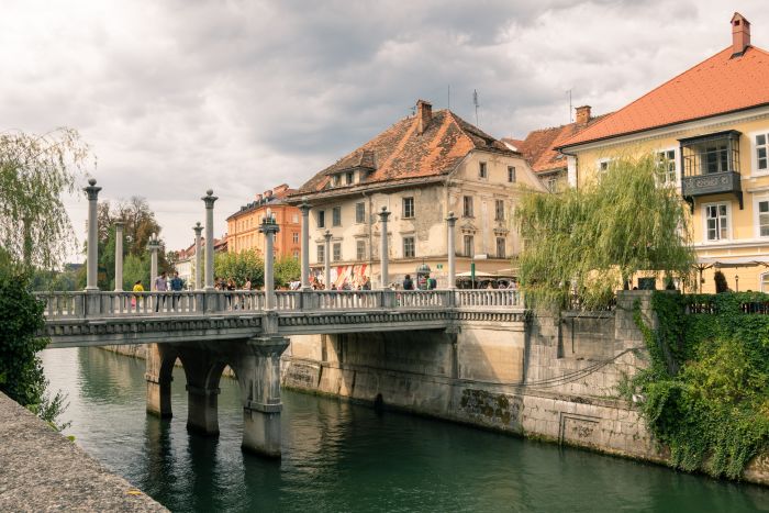 Durch die Stadt Ljubljana fließt ein schöner Fluss