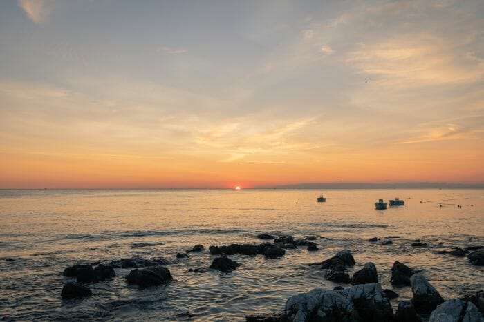 Am Strand von Porec in Istrien zum Sonnenuntergang