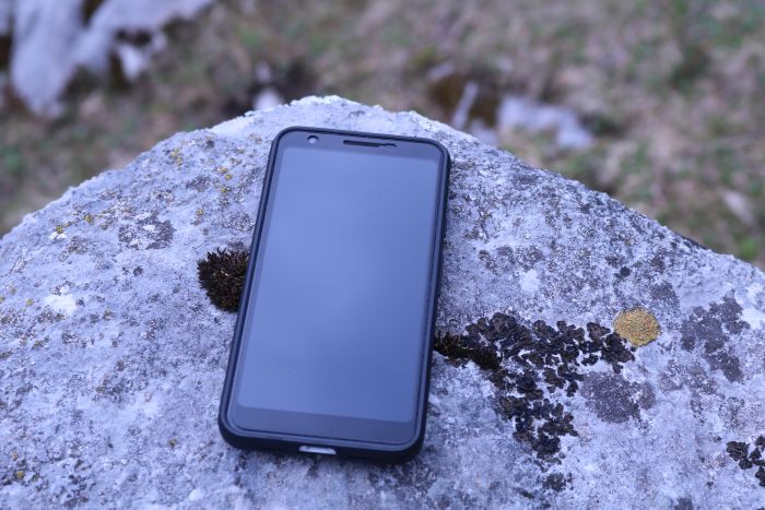 Panzerglas und Schutzhülle schützen das Handy beim Fallen
