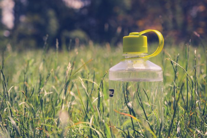 Beim Wandern darf eine robuste Trinkflasche zum Wiederauffüllen nicht fehlen