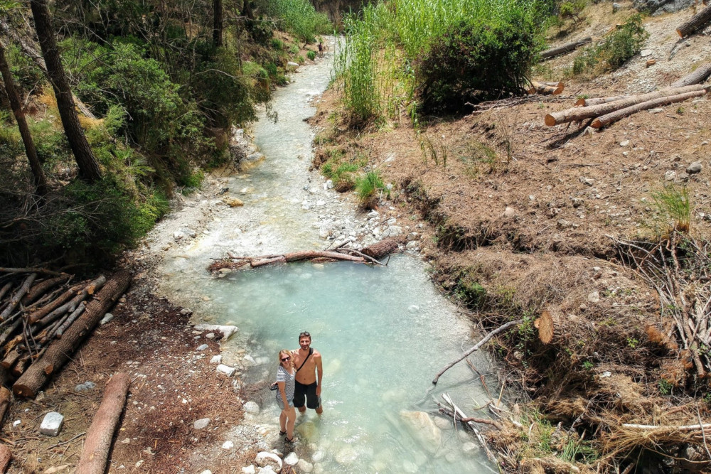 Der Fluss "Rio Chillar" ist ziemlich kristallklar