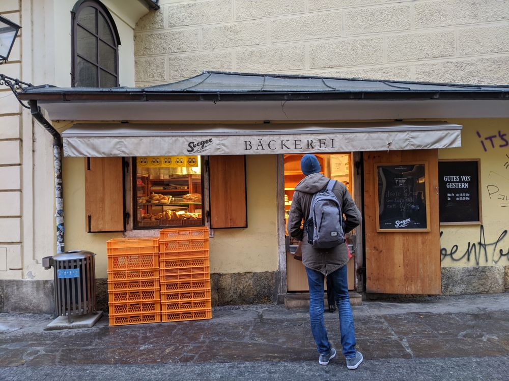 Direkt bei der Franziskanerkirche gibt es kleine Läden, wie diese Bäckerrei