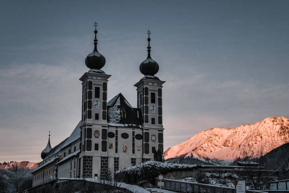 Die Wallfahrtskirche Frauenberg an der Enns zum winterlichen Sonnenaufgang