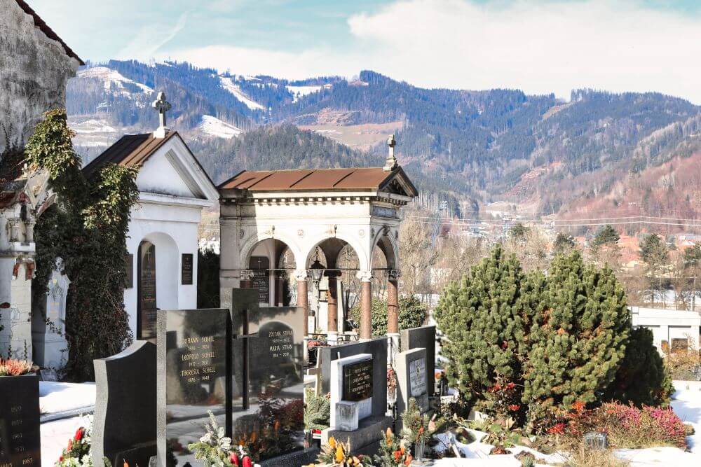 Der sehenswerte Friedhof in Bruck an der Mur liegt nicht weit vom Stadtkern