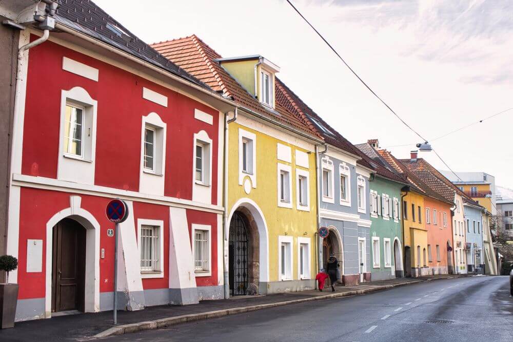 Viele bunte Häuser sind in der Stadt zu finden