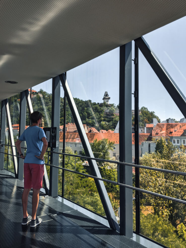 Ausblick auf den Schlossberg mit Uhrturm vom Kunsthaus Graz