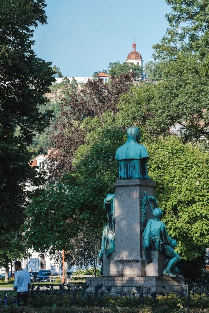 Vom Volksgarten schaut auf auf den Schlossberg