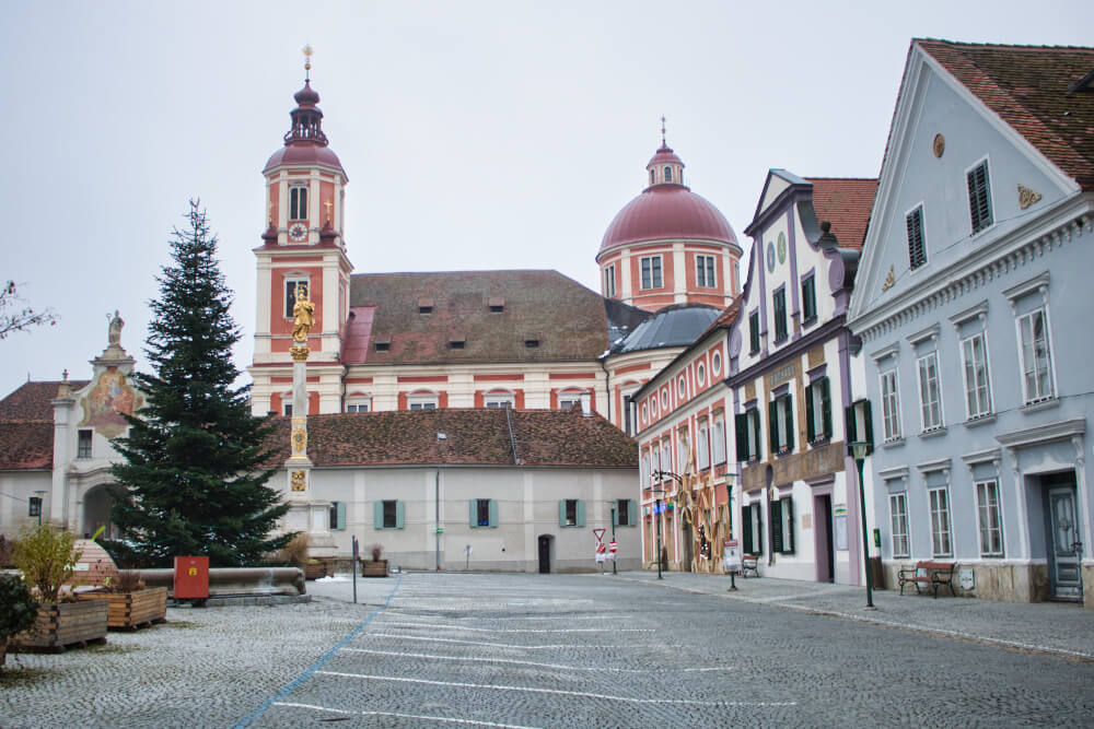 Blick auf die Pöllau Pfarrkirche vom Marktplatz