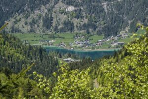 Auf dem Rückweg ins Tal gibt es herrliche Ausblicke auf den Weissensee vom Südufer