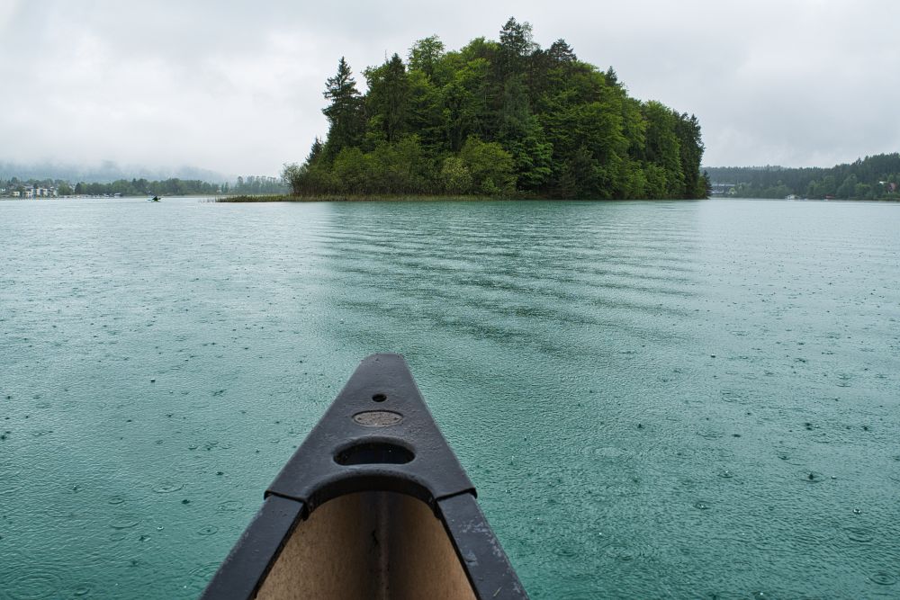 Eine Kanufahrt bei Regen auf dem Faaker See
