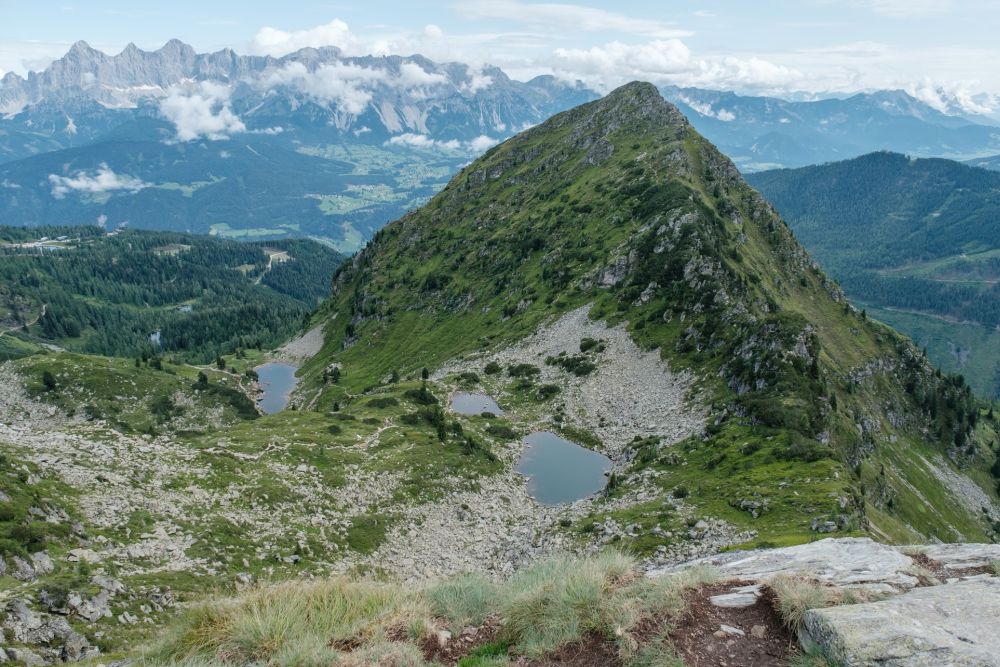 Blick auf den Schober Gipfel mit Spiegelsee und Obersee
