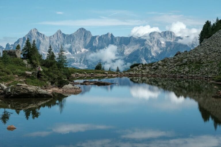 Den schönen Spiegelsee erreicht man nur über eine Wanderung