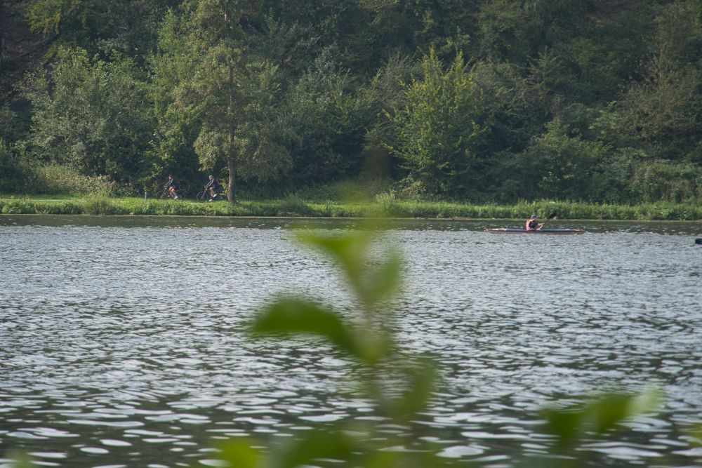 Kanus und Radfahrer auf dem See beobachten