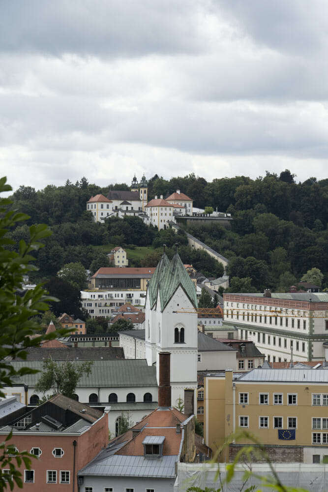 Passau Altstadt mit Mariahilfkirche im Hintergrund