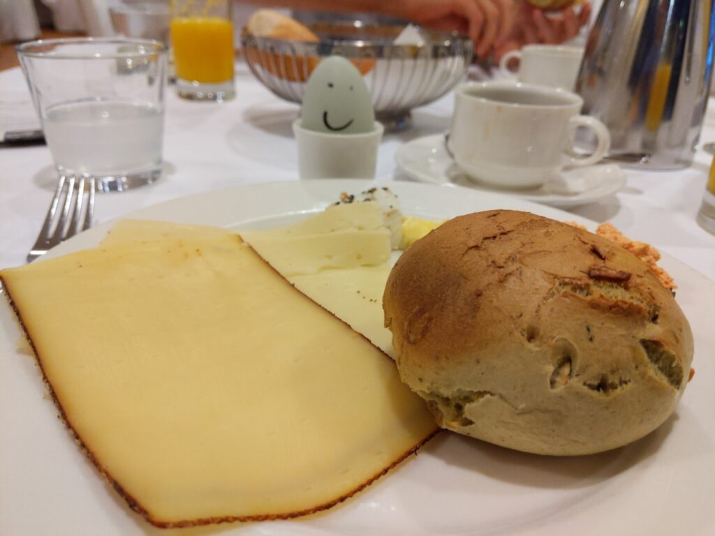 Frühstück mit lächelndem Ei im Rogner Bad Blumau