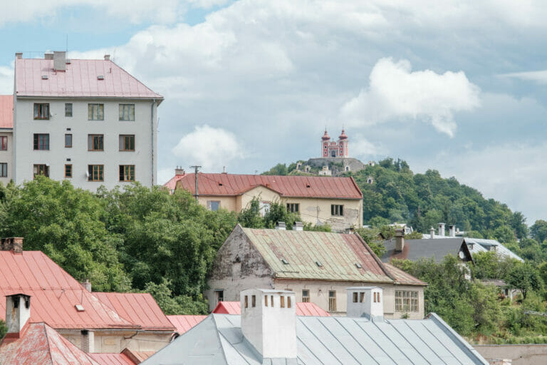 Blick auf die Kalvarienbergkirche von der Altstadt Banska Stiavnica