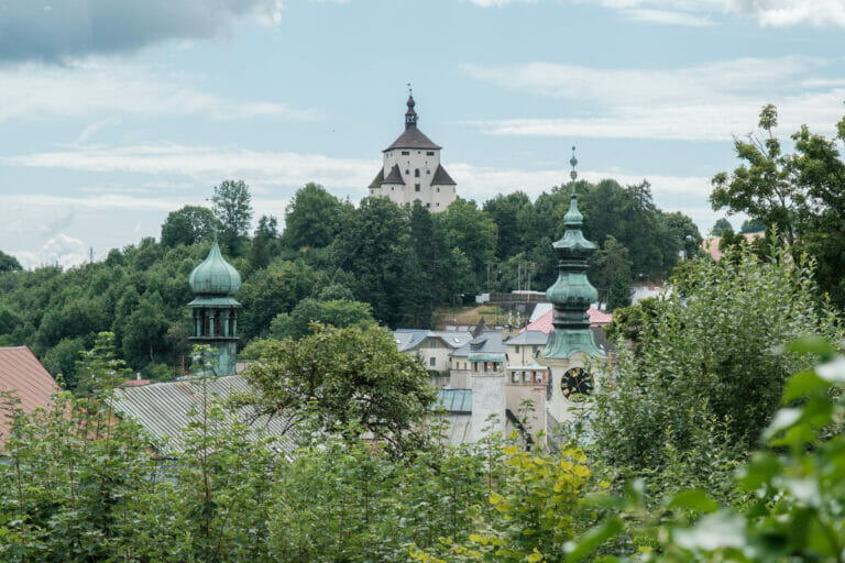 Blick auf das neue Schloss in Banska Stiavnica
