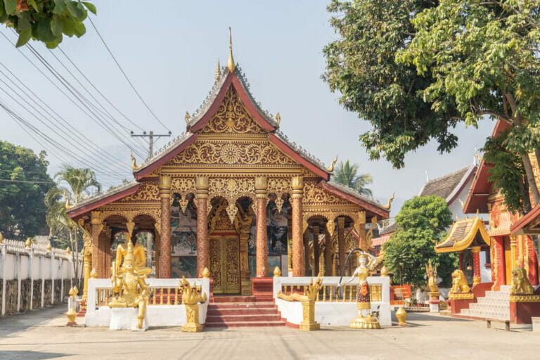 Der Wat Naxao Sukharam liegt in der Nähe von Luang Prabang