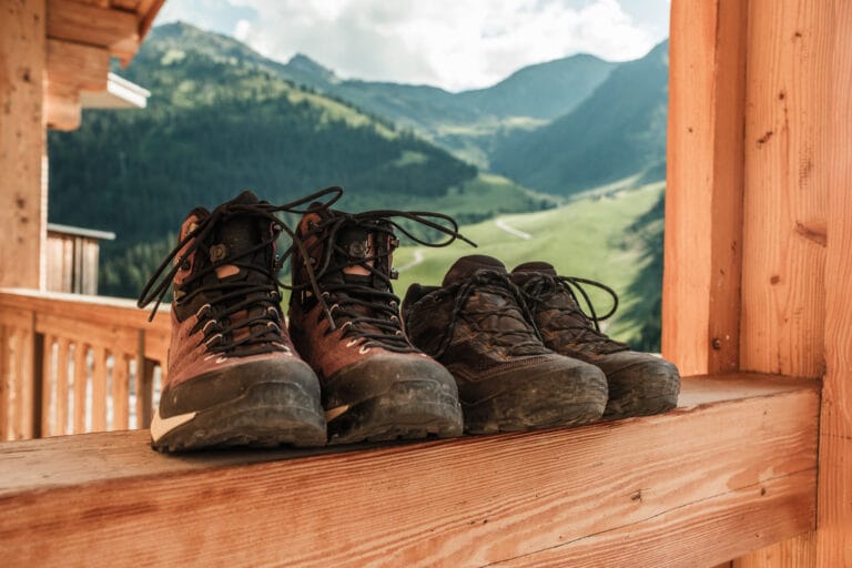 Zwei Paar Wanderschuhe