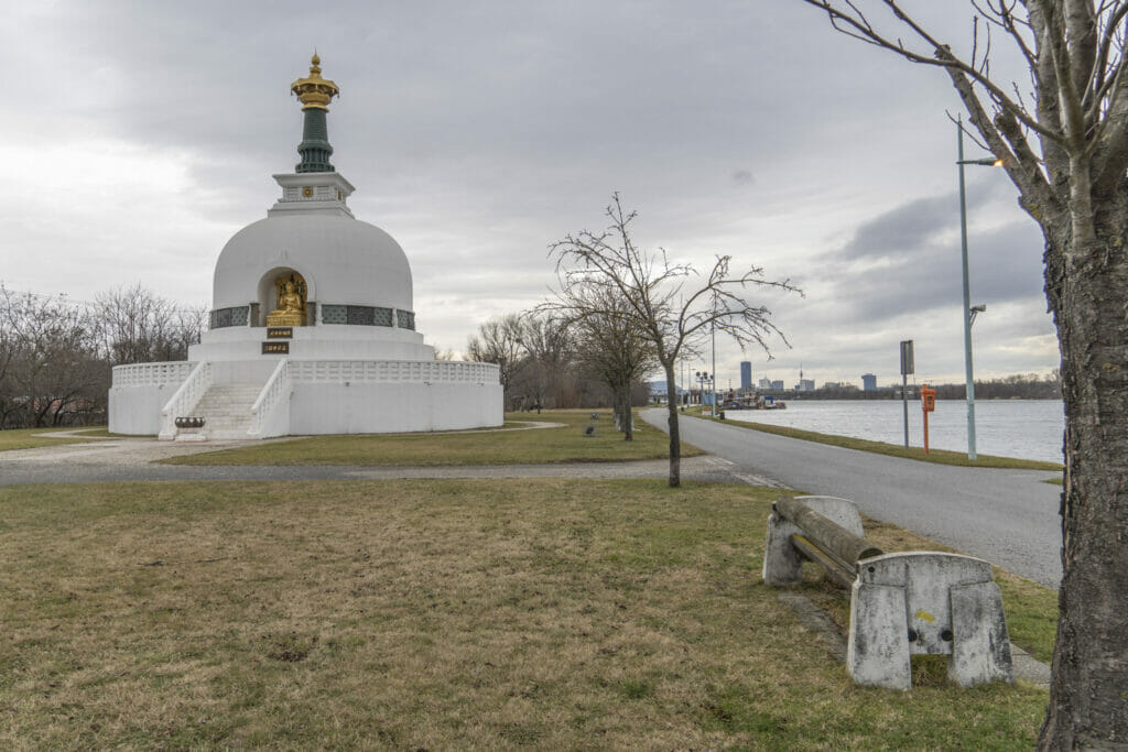Stupa von der Seite aus gesehen an der Donau