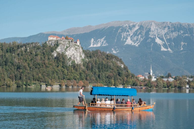 Boote fahren auf dem Bleder See