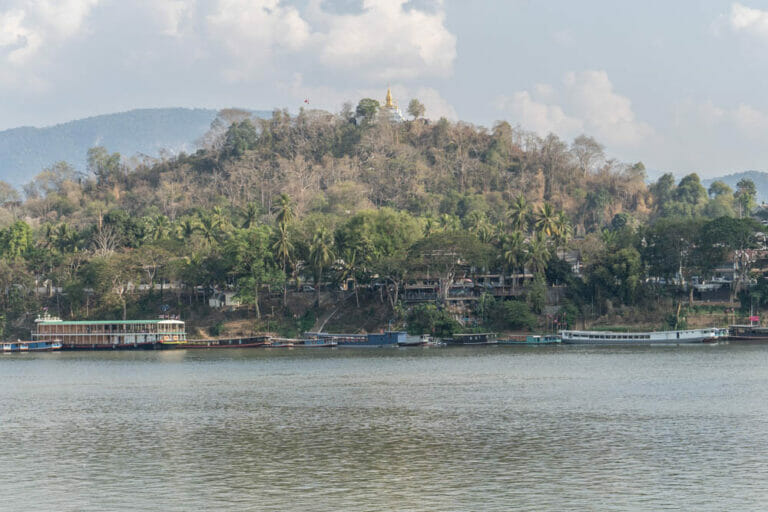 Blick auf den Mount Phou Si am Mekong in Luang Prabang