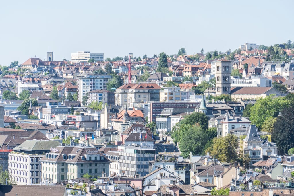 Blick auf viele Sehenswürdigkeiten in Zürich