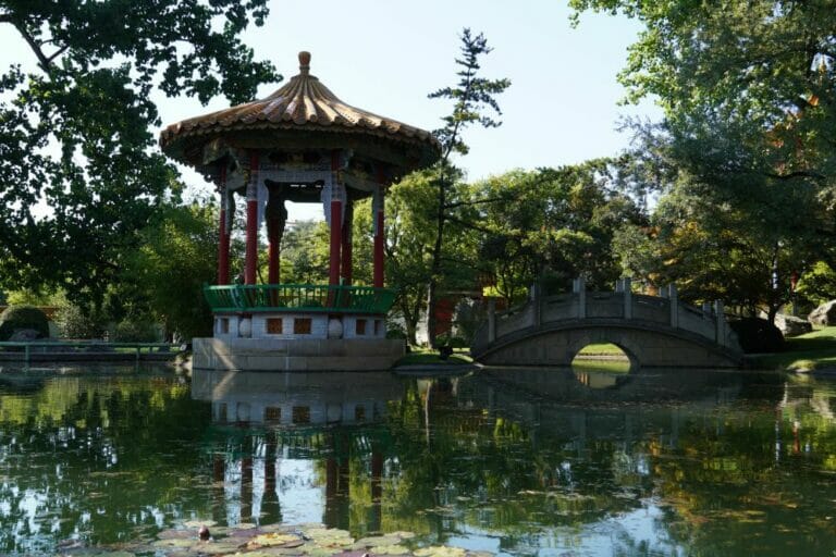 Teich im China Garten mit Pavillon