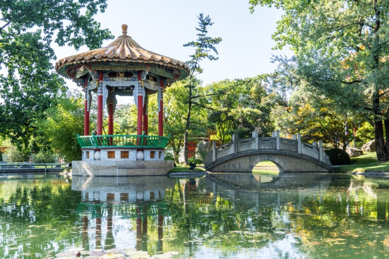Teich im China Garten mit Pavillon 