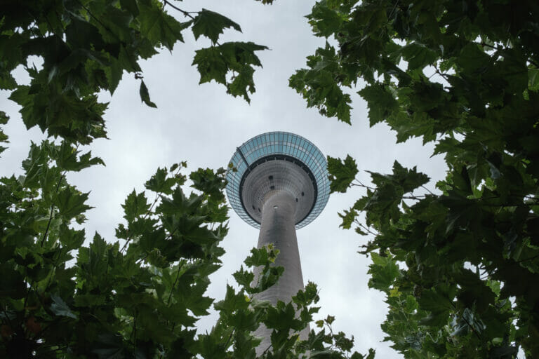 Rheinturm - von unten