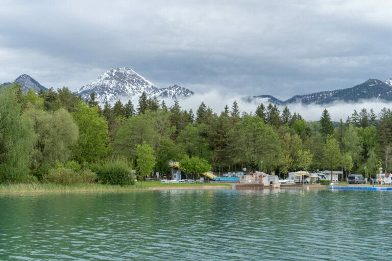 Campingplatz mit Bergpanorama am Faaker See