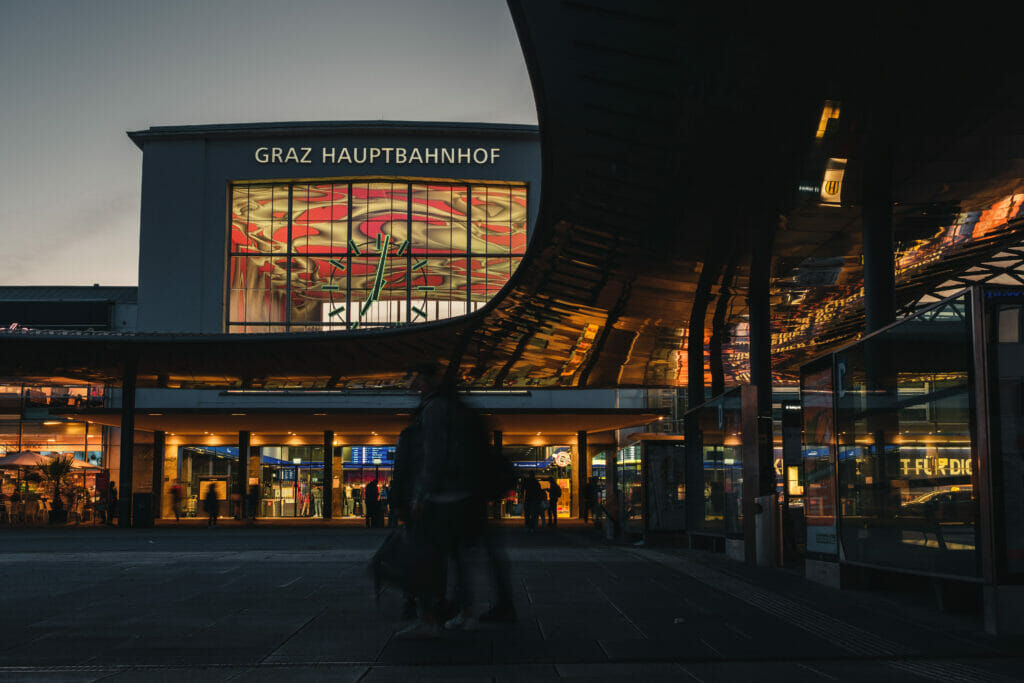 Auch der Hauptbahnhof Graz ist bei Nacht eine coole Fotolocation