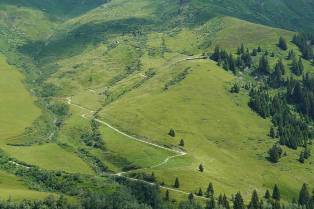 Rockfeldalm mit Hermann-Kreilinger-Steig im Hintergrund