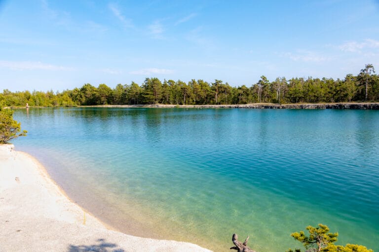 Die Blaue Lagune entstand in einem ehemaligen Kalksteinbruch