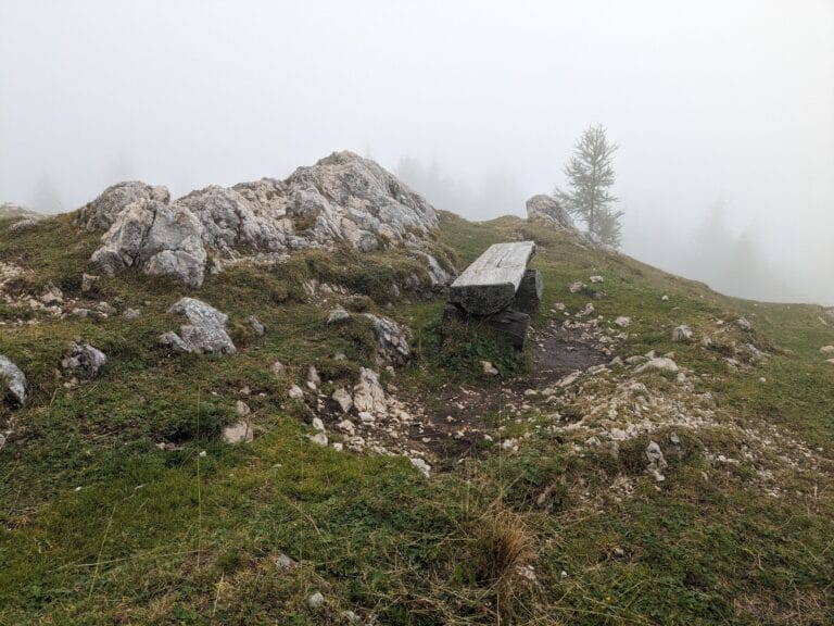 Rastbank im Nebel