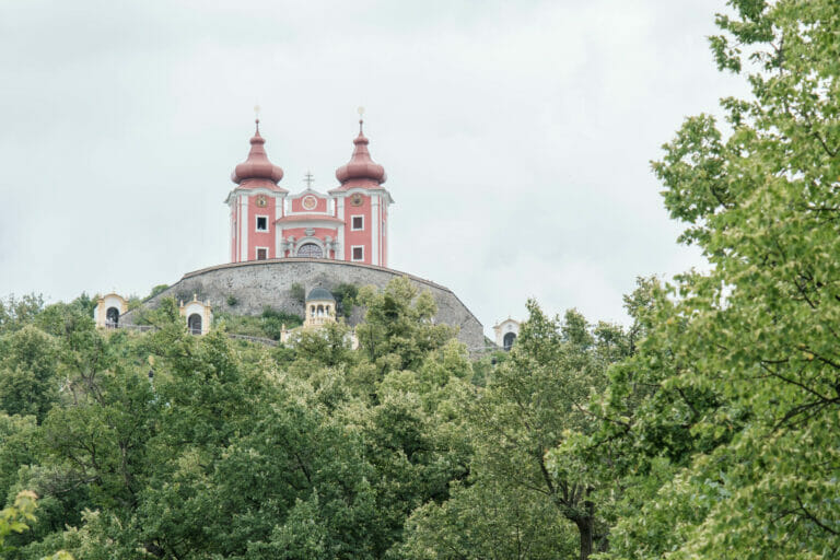 Kirche auf einem Hügel in  Stiavnica