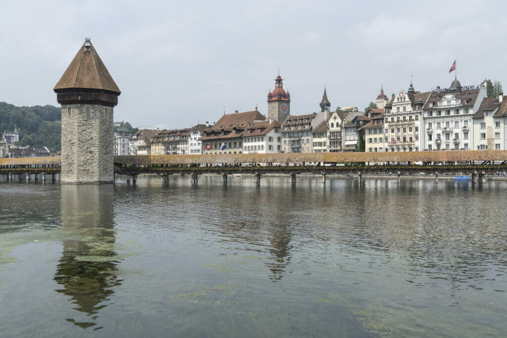 Blick auf Wasserturm, Kapellbrücke und die Altstadt