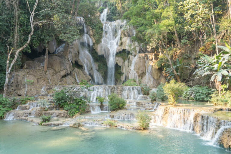 Die Kaskaden des Kuang Su Waterfalls