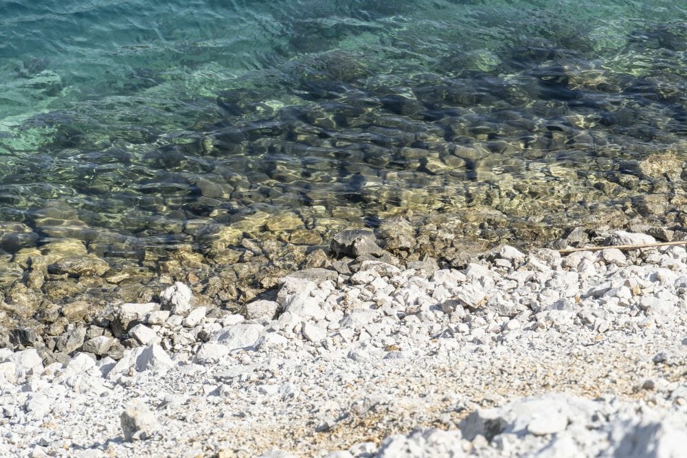 Türkis glitzert das Wasser in der Kvarner Bucht