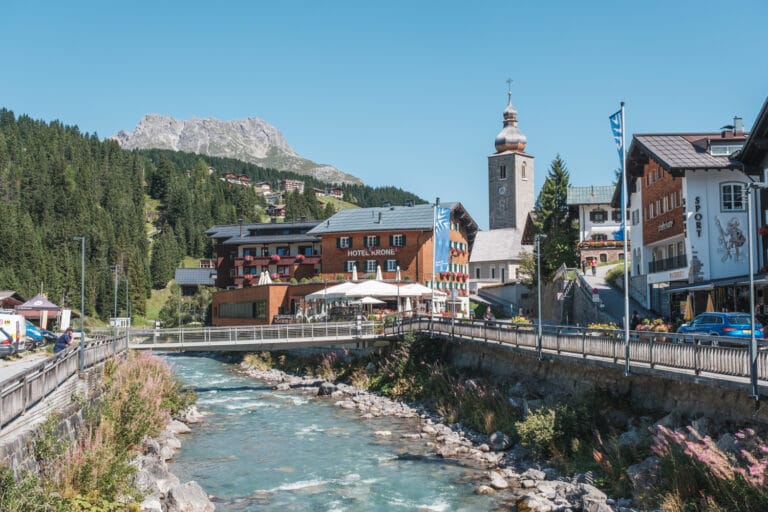 Lech Dorf mit kristallklarem Fluss Lech
