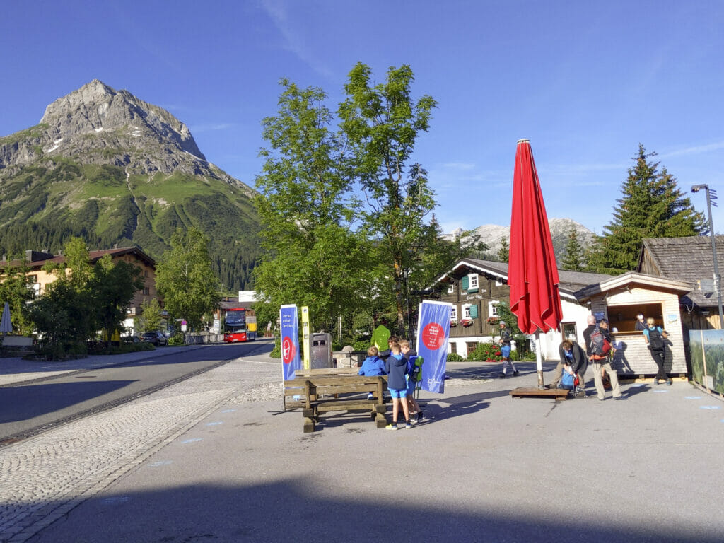 Das ist die Bushaltestelle Rüfiplatz in Lech am Arlberg